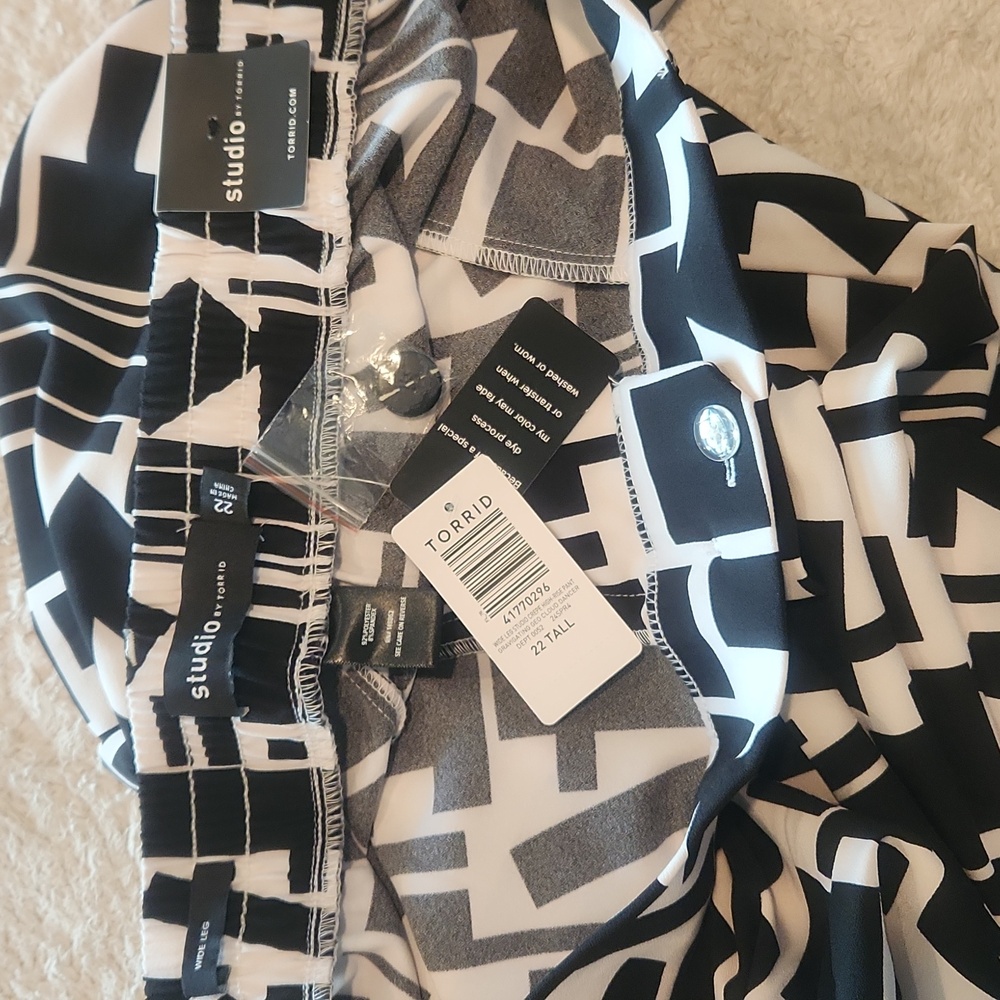 NWT Torrid Sz 22 Wide Leg Studio Crepe High Rise Pant Geo Cloud Dancer New Offic - Picture 9 of 9